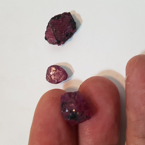 28ct 3 pc winza untreated ruby crystal lot tanzania - Picture 2 of 3